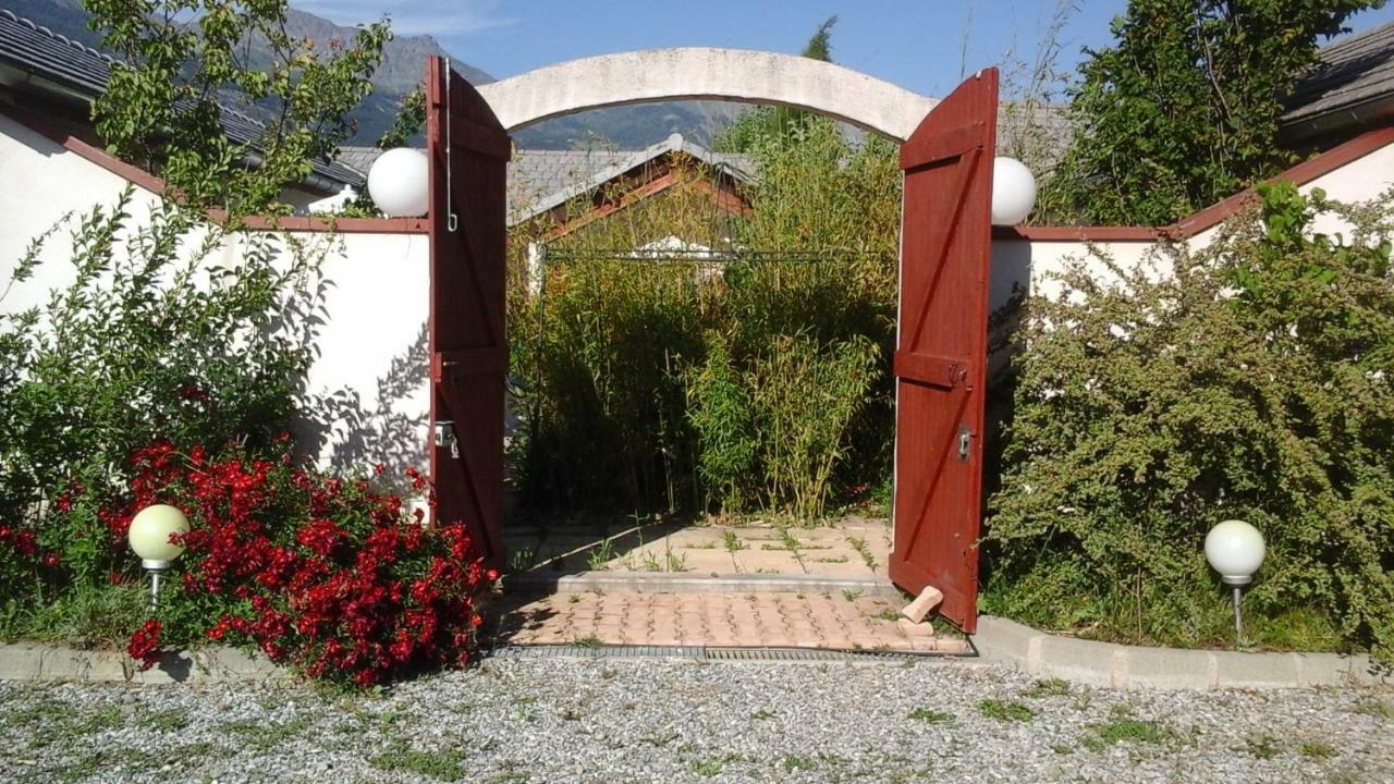 Masdani Hotel Chorges Bagian luar foto